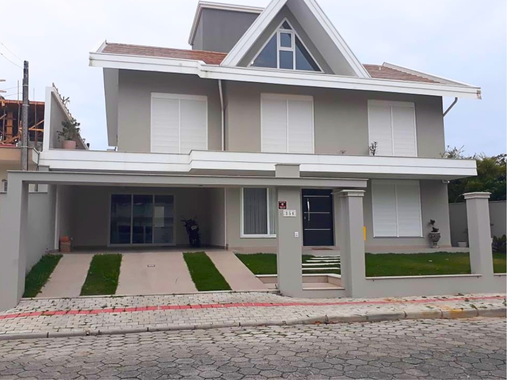 Fachada moderna em concreto e madeira